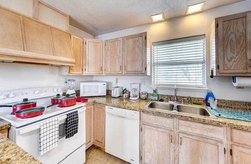 South Side House | Corpus Christi Extended Stay - 7 Mi to Beach!