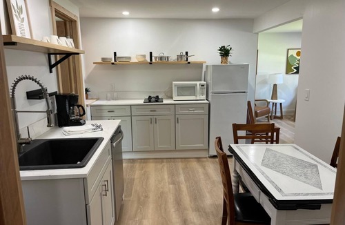 Stow Cottage | Cottage #4 - Beautiful 3 Bedroom Lakefront Cottage - Fully Renovated in 2024!