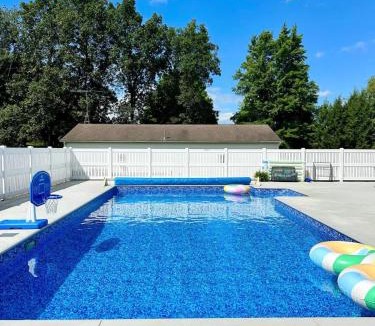 Winesburg House | Country Comfort with Pool Family & Groups