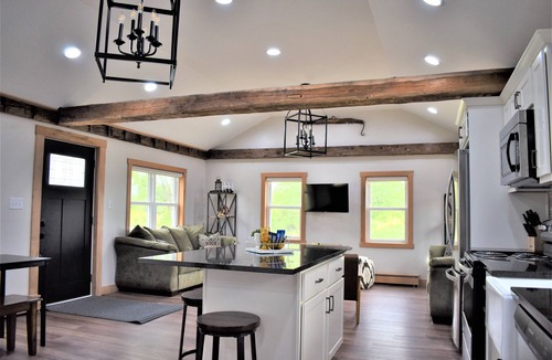 Edinboro House | Country Farm House-Fully Renovated-Sleeps 10