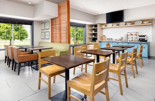 Big Flats Airport Hotel | Country Inn & Suites by Radisson, Big Flats (Elmira), NY