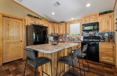 Quinlan House | Countryside Cabin on Lake Tawakoni - w/Lakeview. Pet-Friendly!
