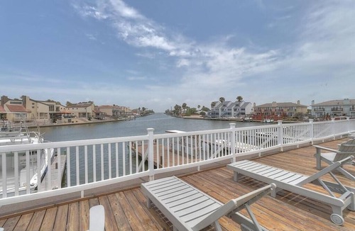 Corpus Christi Condo | Couples retreat on canal, Serene sunset views, 1.3 miles to beach-NEW ON MARKET!