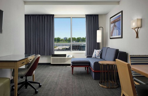 Erie Hotel | Courtyard by Marriott Erie Bayfront