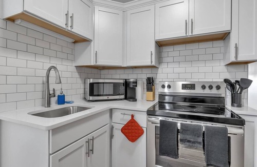 Front Park Apartment | Cozy 1 Bed in Historic Mansion