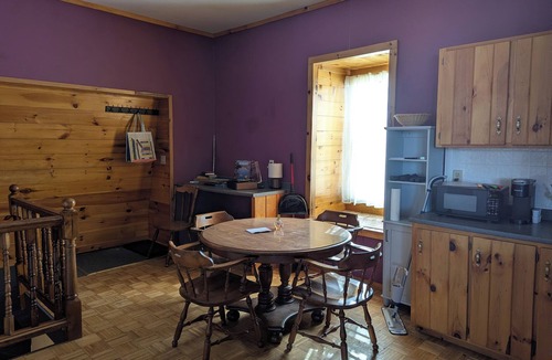 Canaan Apartment | Cozy 1-bedroom 3rd story apartment in lovely Canaan with AC