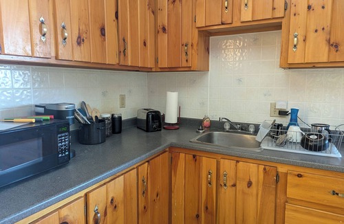 Canaan Apartment | Cozy 1-bedroom 3rd story apartment in lovely Canaan with AC