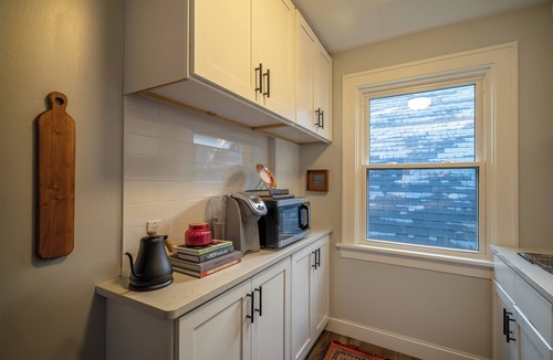 Front Park Apartment | Cozy 1-bedroom apartment in the lovely Elmwood Village