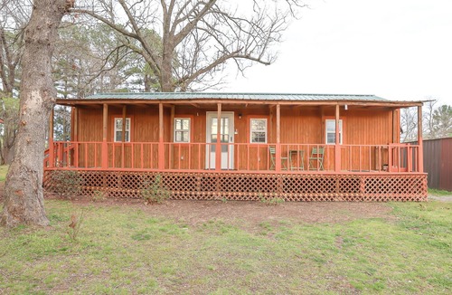 Park Hill Cabin | Cozy 1-bedroom Farm Stay in Tahlequah OK with photo opportunities available
