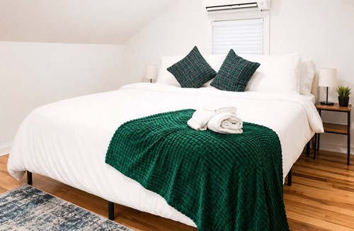 Corn Hill Apartment | Cozy 1BR with equipped kitchen, dining table, TV, Wi-Fi, near High Falls