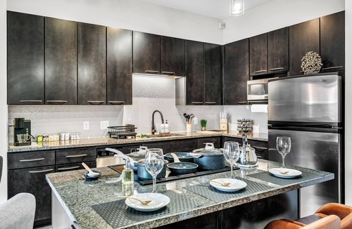 Dallas Design District Apartment | Cozy 2-bedroom apartment with AC and fitness room in nice Dallas