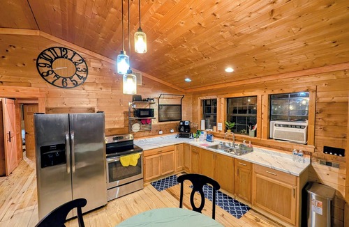 Grand Saline Cabin | Cozy 2-bedroom cabin in entire 2 acres in Grand Saline with Hot Tub,Fire pit &AC