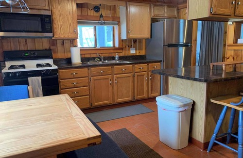 South Rutland Cabin | Cozy 2-bedroom cabin in beautiful Montague, directly on the trails
