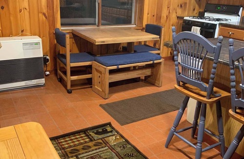 South Rutland Cabin | Cozy 2-bedroom cabin in beautiful Montague, directly on the trails