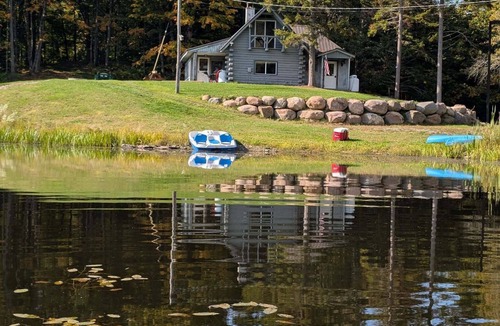 South Rutland Cabin | Cozy 2-bedroom cabin in beautiful Montague, directly on the trails