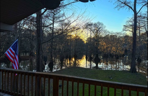 Doyline Cabin | Cozy 2-bedroom cabin with WiFi, AC in tranquil Doyline