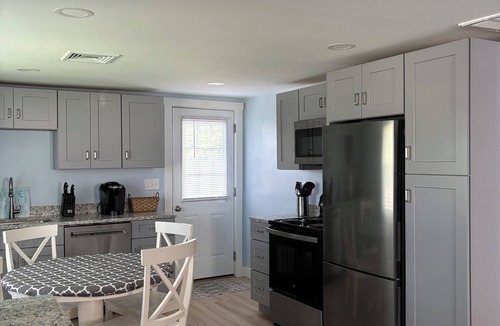 Narragansett Cottage | Cozy 2-bedroom Cottage, 5 Minute Walk to Scarborough Beach South!