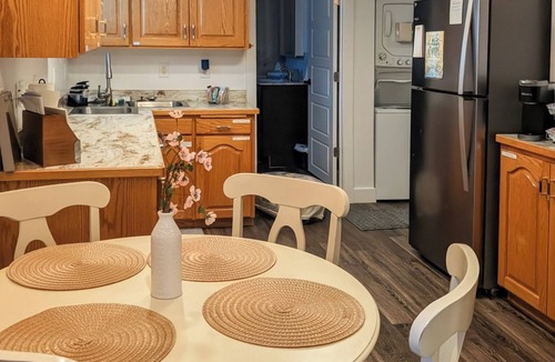 Springville Apartment | Cozy 2 bedroom downtown retreat with a full kitchen, coffee bar and more