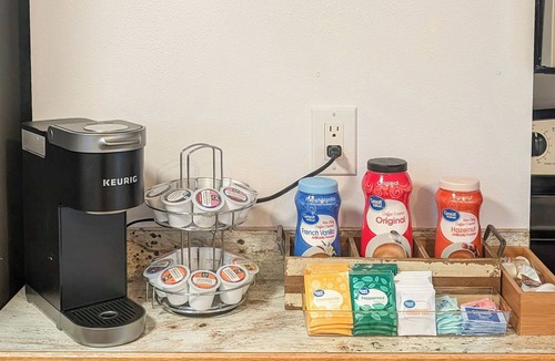 Springville Apartment | Cozy 2 bedroom downtown retreat with a full kitchen, coffee bar and more