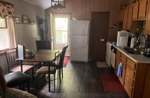 Russell Cabin | Cozy 2-Bedroom Pet-Friendly Cabin – Fully Stocked & Ready for Your Getaway