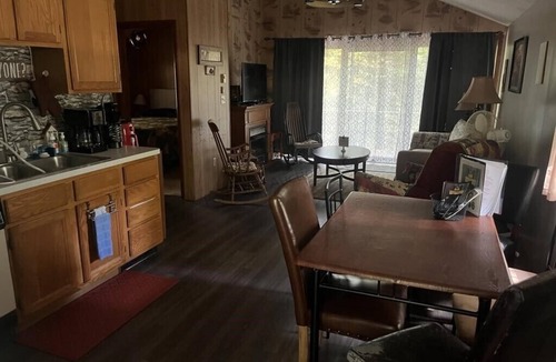 Russell Cabin | Cozy 2-Bedroom Pet-Friendly Cabin – Fully Stocked & Ready for Your Getaway