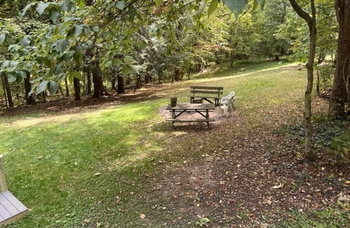 Russell Cabin | Cozy 2-Bedroom Pet-Friendly Cabin – Fully Stocked & Ready for Your Getaway