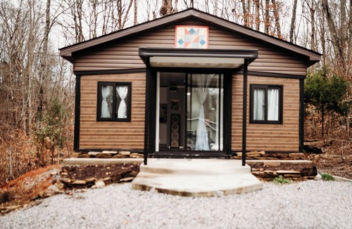 Madisonville Cabin | Cozy 2-bedroom tiny home in Madisonville, TN