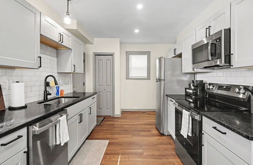 West Columbus House | Cozy 2BR Near Ohio State - Private Yard - Parking