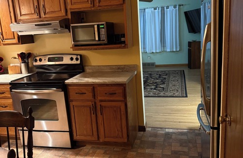 Hadley House | Cozy 3-bedroom bungalow in quiet Stoneboro. 1 mile off 79.
