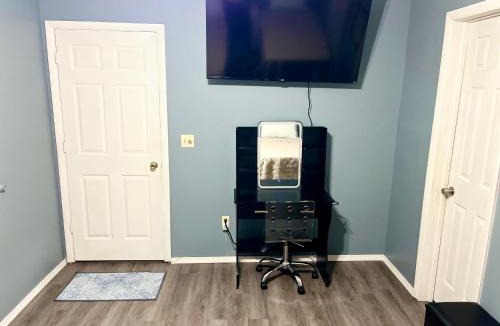 Noel House | Cozy 3 Bedroom Home a short walk to Main Street Shadow Lake Dance Night Club