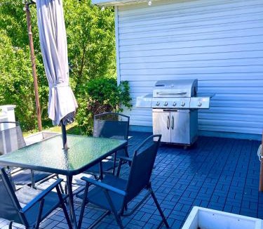 Noel House | Cozy 3 Bedroom Home a short walk to Main Street Shadow Lake Dance Night Club