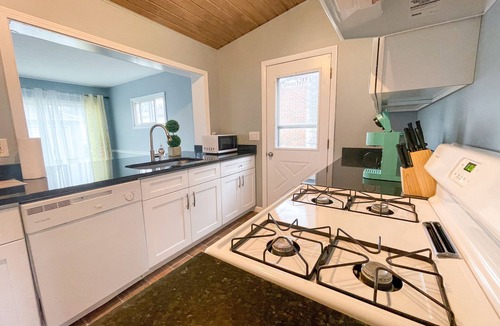 Elyria House | Cozy 3 bedroom house in a nice neighborhood