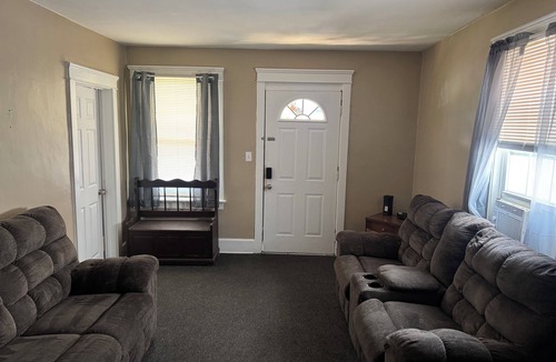 Erie Apartment | Cozy 3-bedroom with AC in Erie Pa. located near the bayfront convention center.