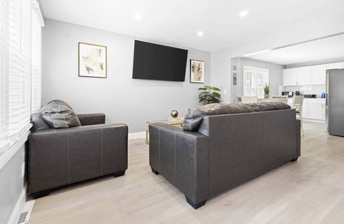 Downtown Niagara Falls House | Cozy 4BR 2BA House minutes from the falls