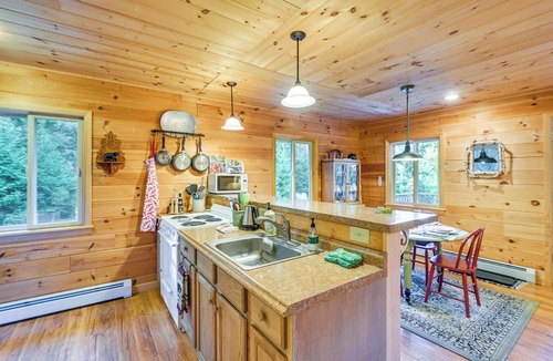 Prospect Harbor Cabin | Cozy Acadia Area Cabin, Walk to Beach & Lighthouse