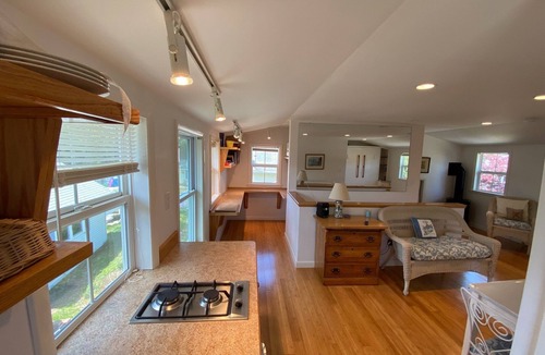 North Kingstown Apartment | Cozy and bright shoreline studio apartment - walk to beach and row to boat