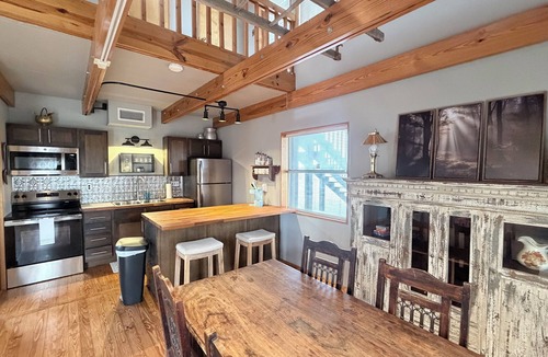 Van Buren Cabin | Cozy and stylish cabin on the outskirts of Van Buren, AR - 1 bed, full laundry!