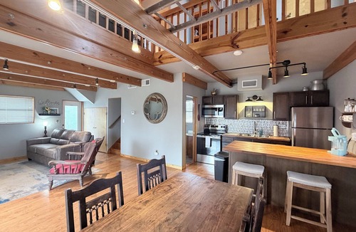 Van Buren Cabin | Cozy and stylish cabin on the outskirts of Van Buren, AR - 1 bed, full laundry!