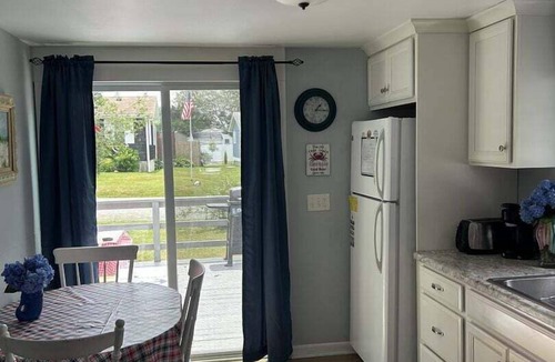 Narragansett Cottage | Cozy Beach Cottage-Enjoy access to sandy beaches, local seafood, BI ferry&all Narragansett offerings