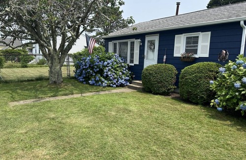 Narragansett Cottage | Cozy Beach Cottage-Enjoy access to sandy beaches, local seafood, BI ferry&all Narragansett offerings
