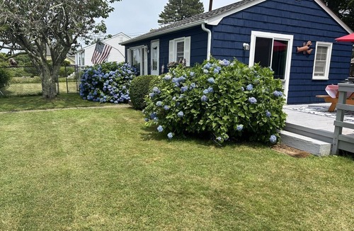 Narragansett Cottage | Cozy Beach Cottage-Enjoy access to sandy beaches, local seafood, BI ferry&all Narragansett offerings