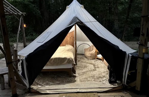 Honey Grove RV Rental | Cozy Bell Tent Retreat with Oak Bar Deck near Nature Trails, Honey Grove, TX