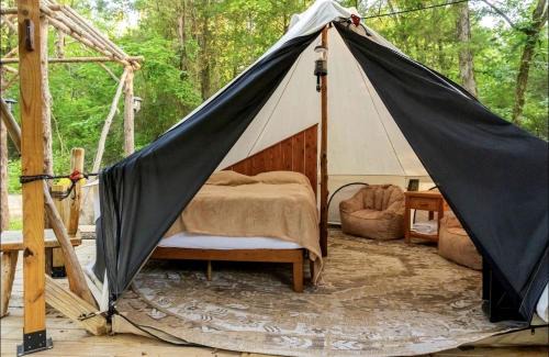 Honey Grove Other | Cozy Bell Tent Retreat with Oak Bar Deck near Nature Trails, Honey Grove, TX