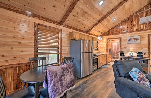Broken Bow House | Cozy Broken Bow Cabin, Walk to the Lukfata Creek!