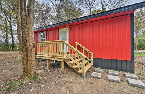 Broken Bow House | Cozy Broken Bow Cabin, Walk to the Lukfata Creek!