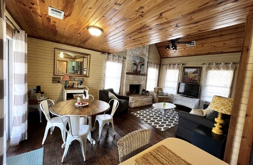 Wills Point Cabin | Cozy Cabin 15 min from Trade Days