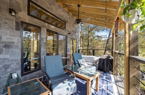 Rockhouse Cabin | Cozy cabin in charming Eureka Springs with WiFi and AC