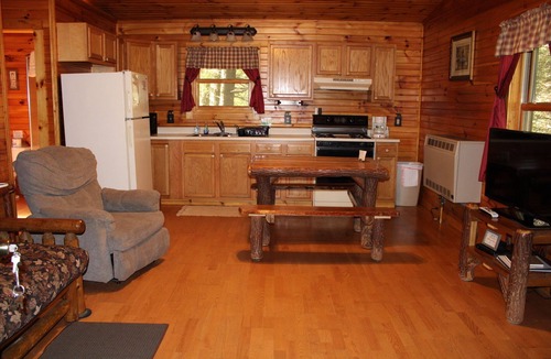 Clarington Cabin | Cozy Cabin In Cook Forest with hot tub