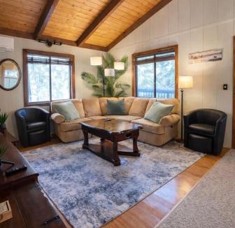 Conway Ski Chalet | Cozy Cabin in Heart of Conway