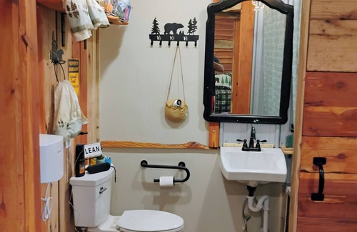 Natural Dam Cabin | Cozy cabin in tranquil Natural Dam with AC,heat WiFi